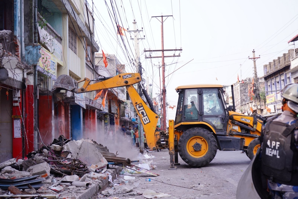वीरगन्जमा सडक विस्तार अभियान, अतिक्रमित संरचनामा डोजर