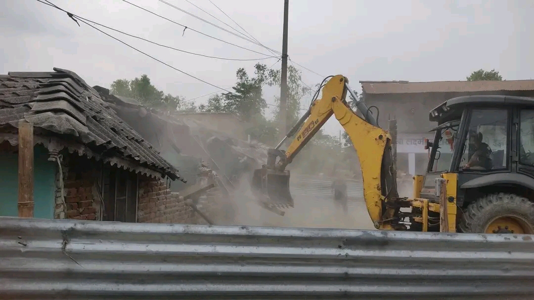 वृन्दावनमा पूर्वाग्रह तरिकाले संरचना हटाउँदा दुई परिवार विस्थापित, संस्थाहरुद्वारा राहत वितरण