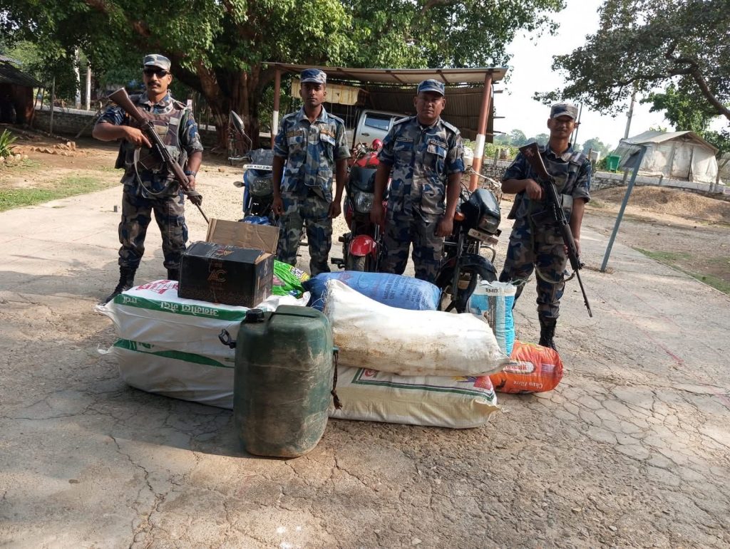 नेपाल-भारत सीमा क्षेत्रबाट सशस्त्र प्रहरीद्वारा तीन लाख बराबरको सामग्री बरामद