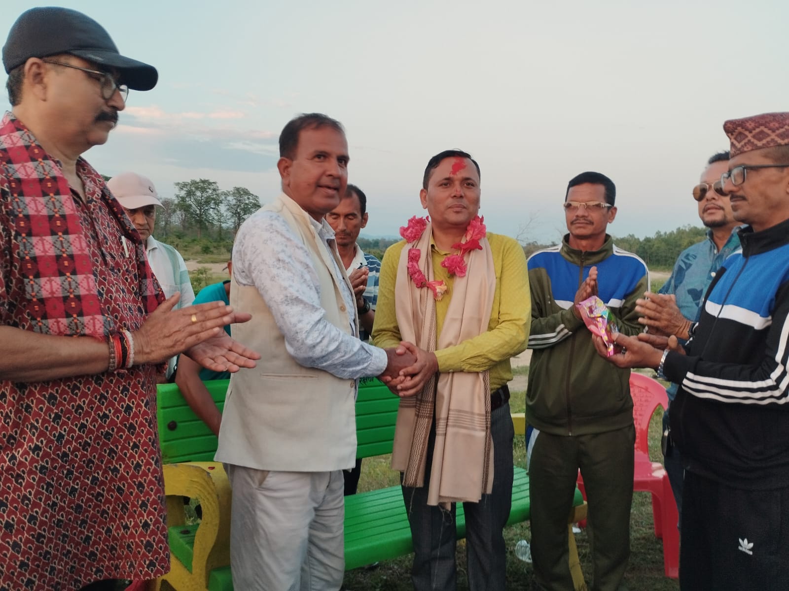 सांसद पौडेल लाई वरिष्ठ पत्रकार चौलागाईंले बधाई दिदै गराए २२ बुदे ध्यानाकर्षण 