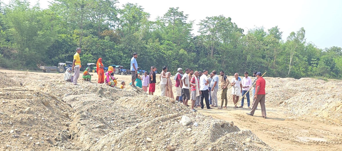 सिरहाका सामुदायिक वन क्षेत्रबाट अनियन्त्रित उत्खनन्