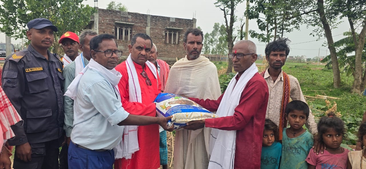 मृतक परिवारको घरमै पुगेर खाद्यान्न तथा नगद सहयोग, “नगरवासीको दुःख–सुखमा सधैं साथ रहन्छु” : नगर प्रमुख कुर्मि