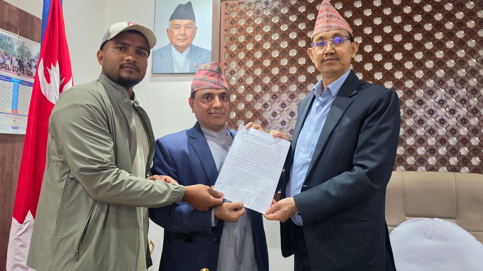 विशेष कानुन बनाइ फर्जी तमसुक र छिनुवा पास खारेज गर्ने प्रस्ताव मन्त्रिपरिषद्मा लैजाने सरकारको प्रतिबद्धता