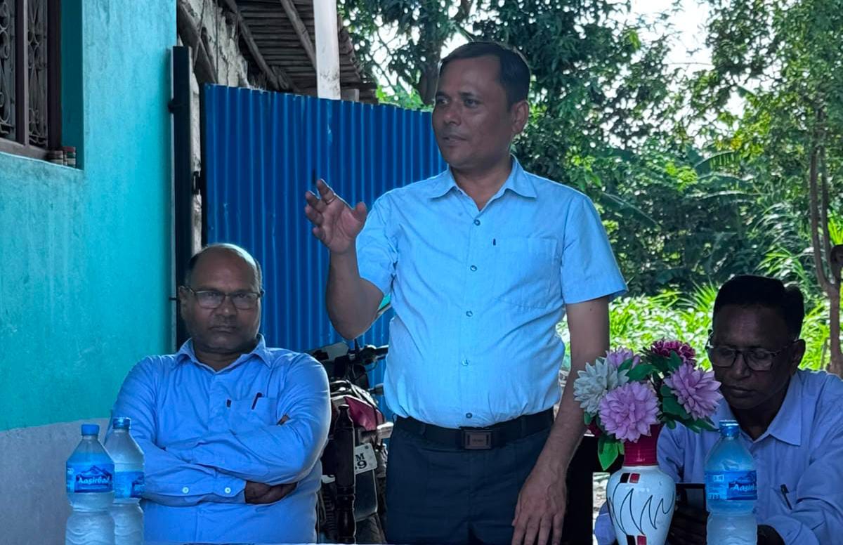 दुर्व्यवहारपछि पनि जनतामाझ पौडेल, स्थानीय भन्छन्:''यस्तो सांसद पहिलोपटक देख्यौं