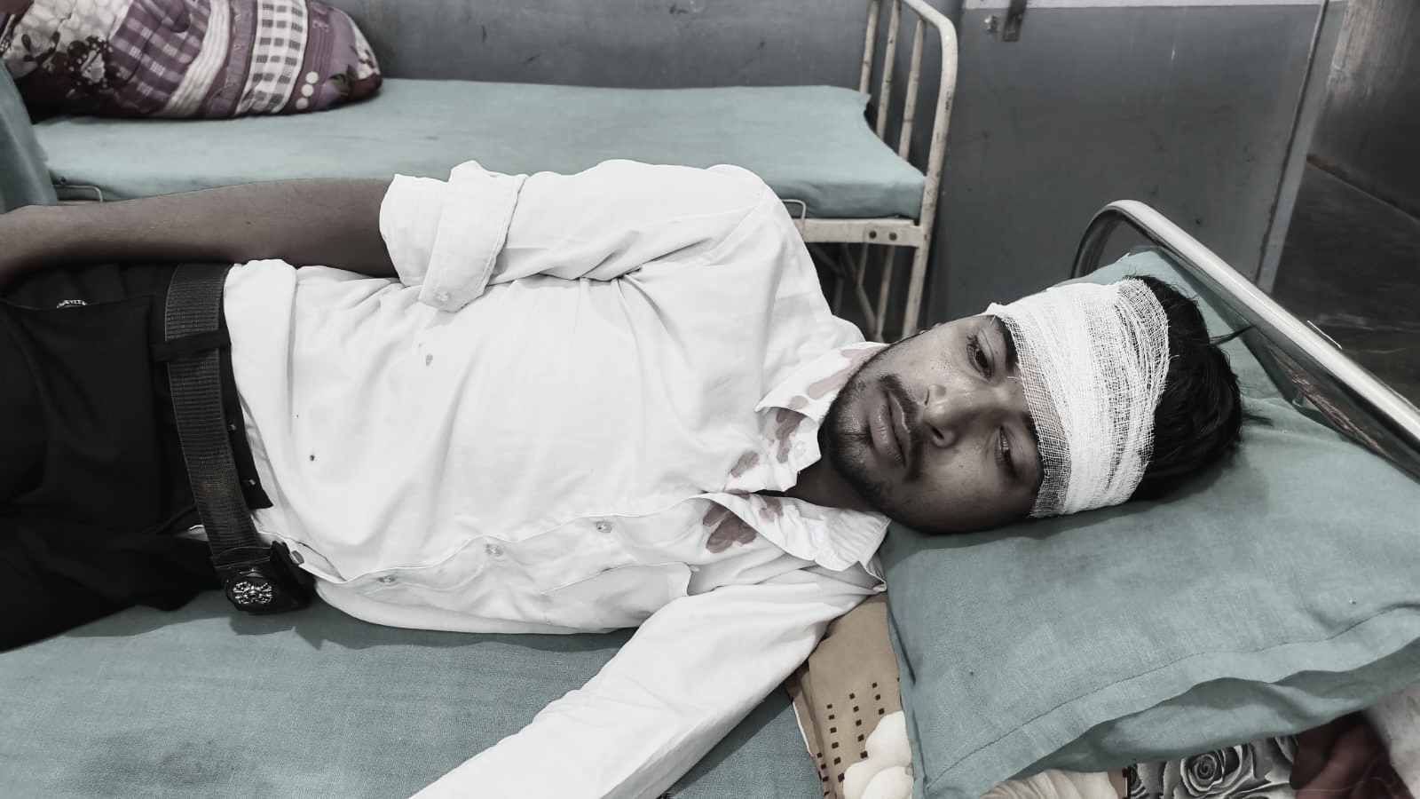 कटहरियामा चिया पसलमा बसेका युवकलाई रड प्रहार गरी गम्भीर घाइते बनाएको आरोप