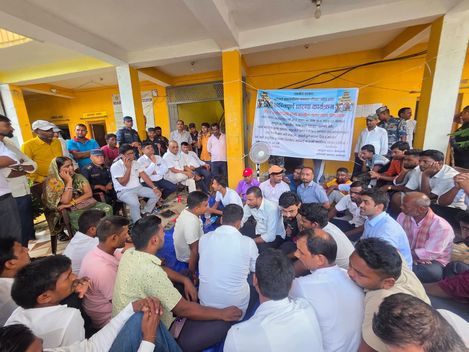 गढीमाई नगरपालिकाका करार कर्मचारी तलब भुक्तानीको माग गर्दै धर्नामा