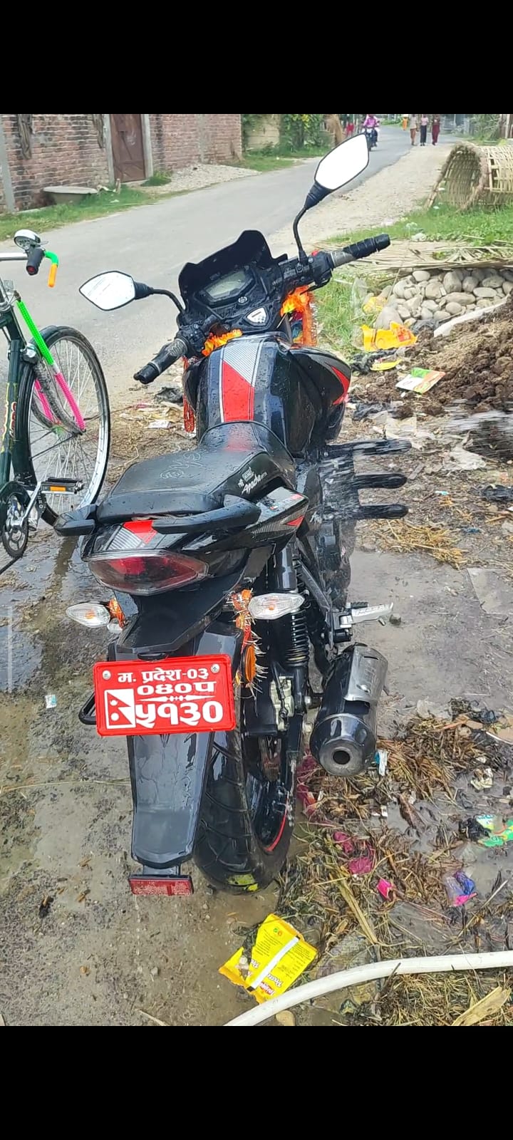 गरुडाको गेडही गुठीबाट घर परिसरमै पार्किङ गरिएको मोटरसाइकल चोरी 